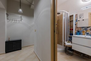 Bruser, hårtørrer, bidet, håndklæder