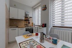 Four, plaque de cuisson, batterie de cuisine, vaisselle et ustensiles