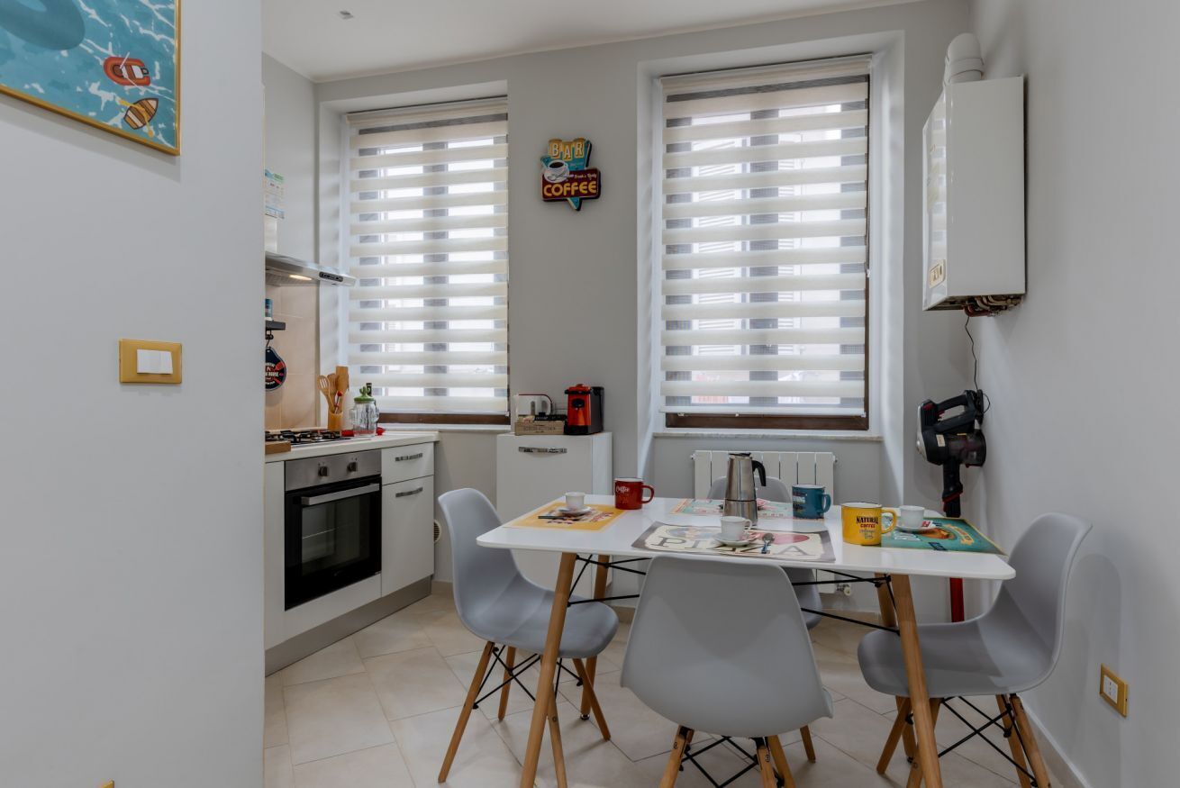 Four, plaque de cuisson, batterie de cuisine, vaisselle et ustensiles