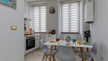 Horno, parrilla de estufa y utensilios de cocina