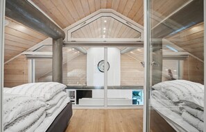 5 bedrooms, travel crib, free WiFi - Nice home in Fårvang with sauna (Fårvang)