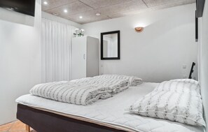 5 bedrooms, travel crib, free WiFi