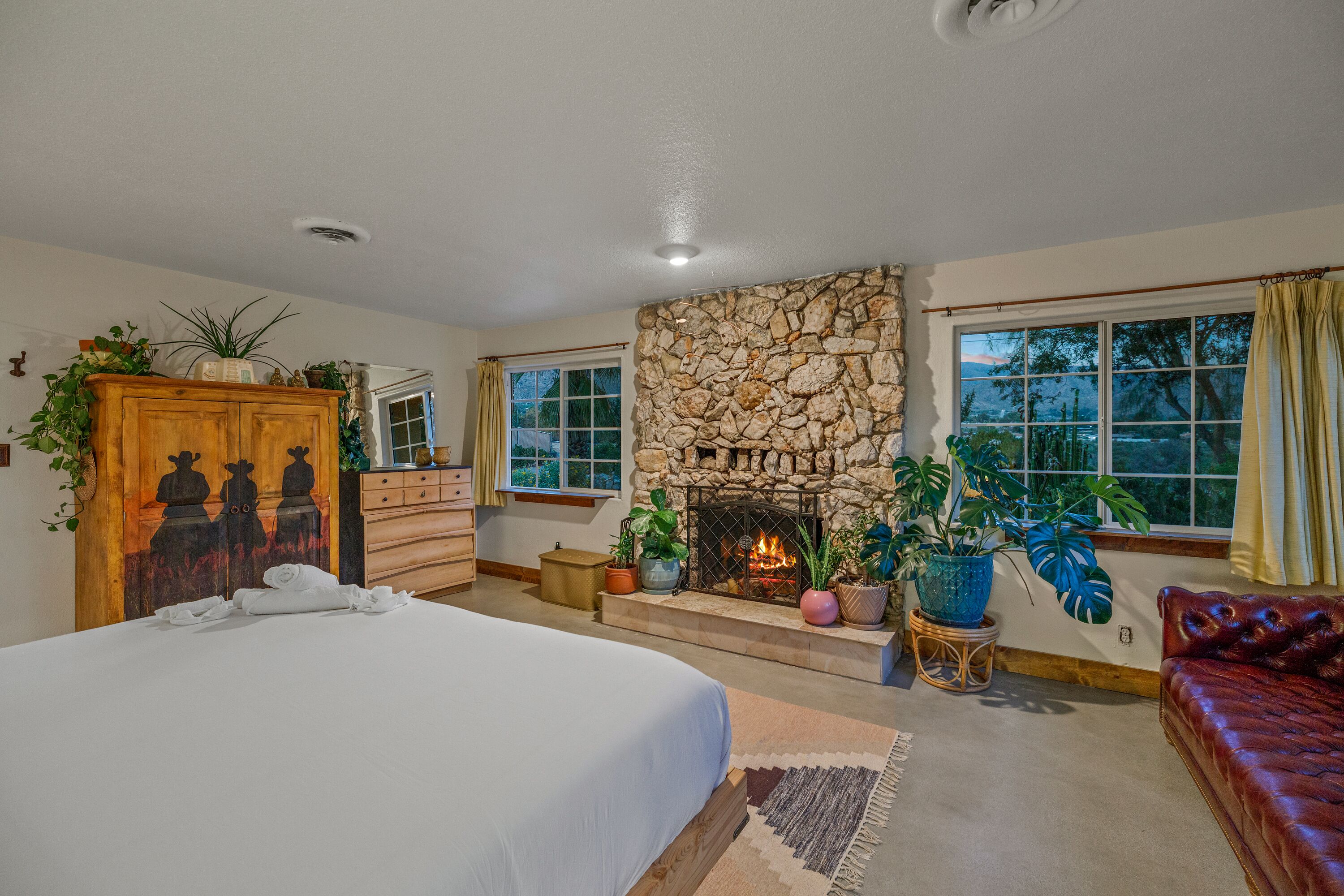 3 عدّة غرف نوم وأغطية فراش متميزة ومكواة/لوح كي وسرير سفر