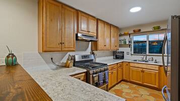 House | Private kitchen | Full-size fridge, microwave, oven, stovetop