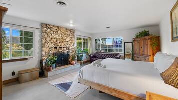 House | 3 bedrooms, premium bedding, iron/ironing board, travel crib