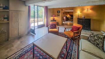 Een open haard en een tafeltennistafel