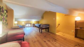 6 bedrooms, travel crib, free WiFi