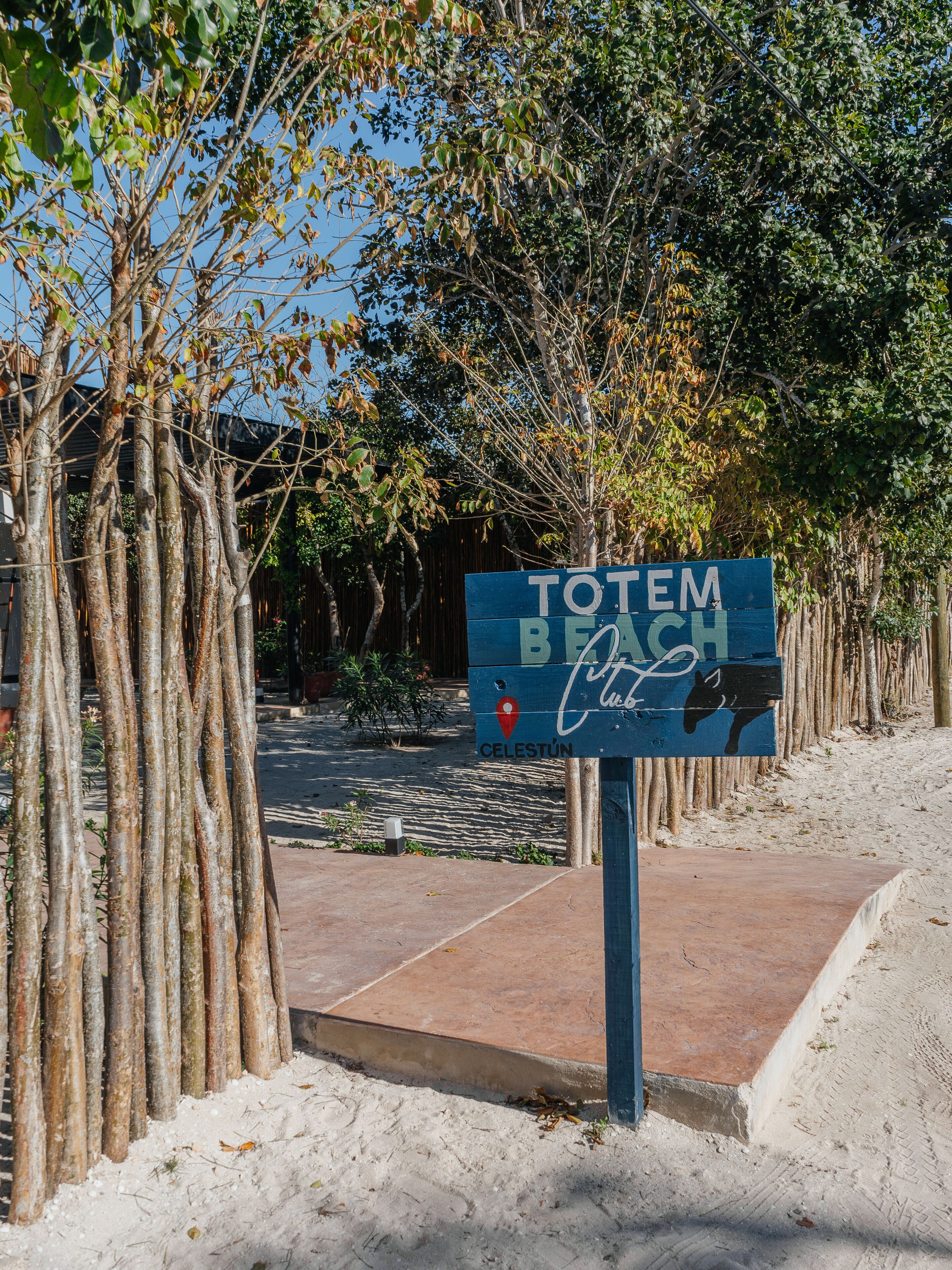 Un cartel con el texto "TOTEM Beach" y un icono de ubicación.