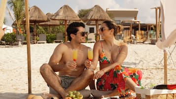 Se sirven desayunos, cenas y brunch con vista a la playa