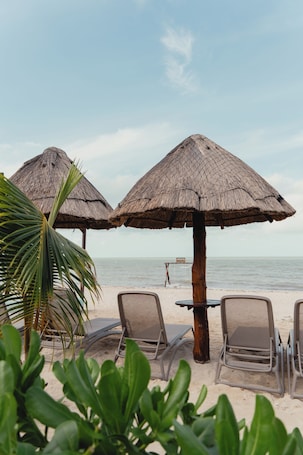 60-inch LED TV with digital channels, Netflix, streaming services. Tótem Beach Club