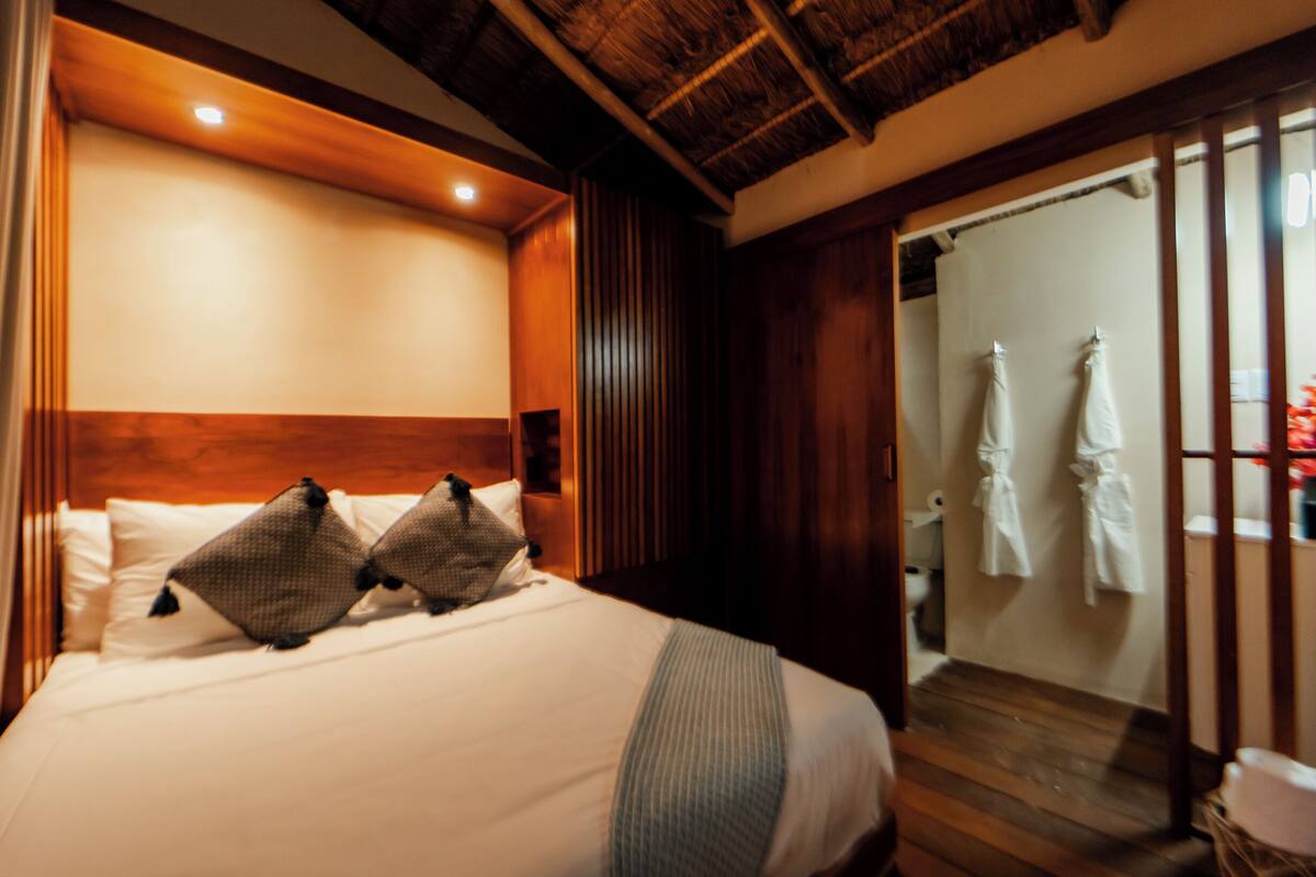 Deluxe Room | Frette Italian sheets, premium bedding, down duvets, pillow-top beds