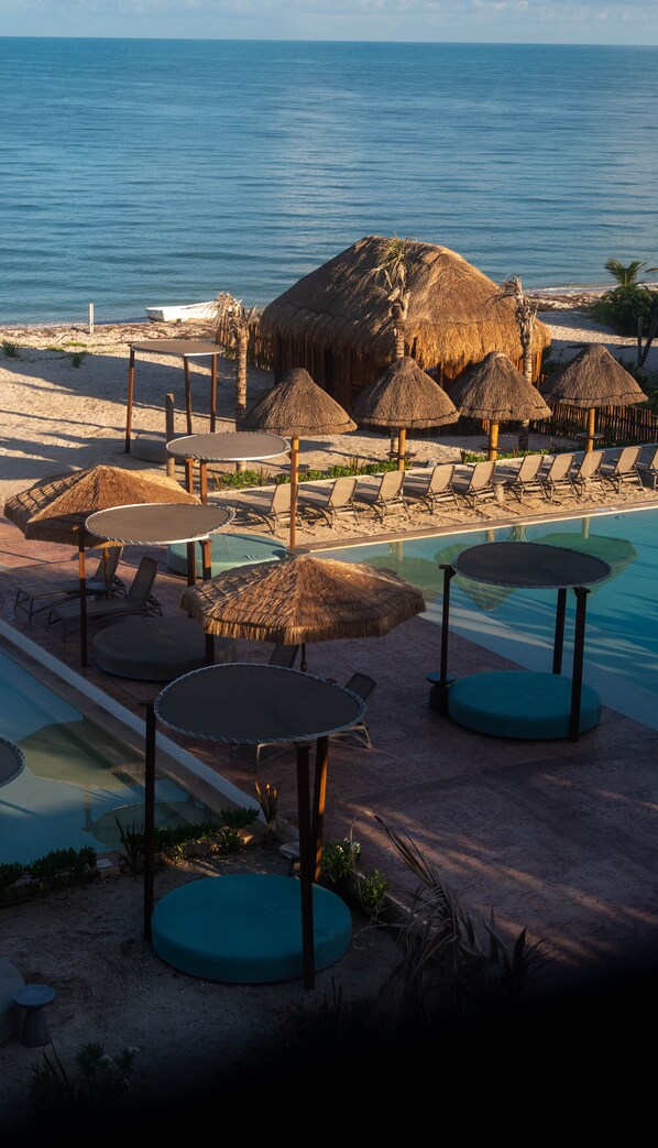 4 outdoor pools