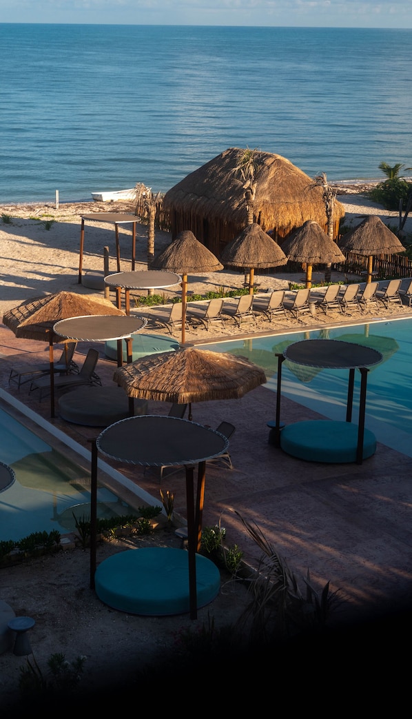 4 outdoor pools
