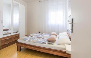 3 bedrooms, iron/ironing board, travel crib, free WiFi