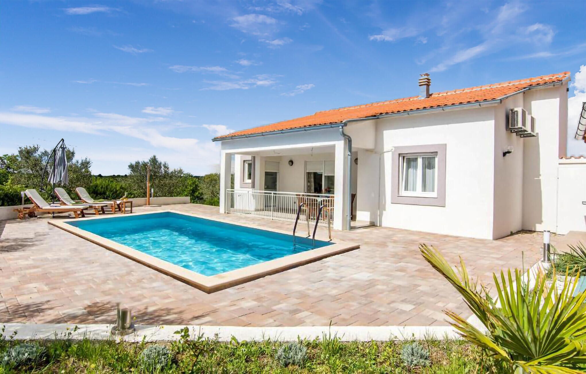 Een verwarmd zwembad