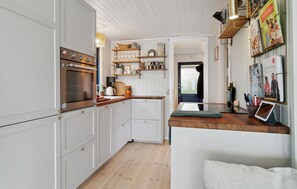 冷蔵庫、コンロ、食器洗い機、コーヒー / ティーメーカー