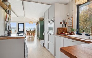 冷蔵庫、コンロ、食器洗い機、コーヒー / ティーメーカー