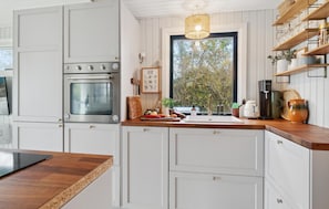 Kjøleskap, kokeplater, oppvaskmaskin og kaffetrakter/tekoker