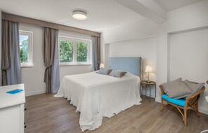3 bedrooms, travel cot, free WiFi, bed sheets