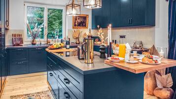 Fridge, oven, stovetop, dishwasher