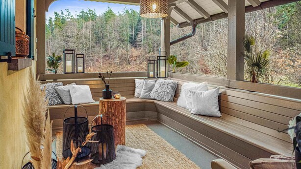 A cozy seating area with a wooden bench, cushions, and a woven rug. - 3 bedroom beautiful home in Wartenberg (Wartenberg)