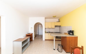Frigorifero, forno, piano cottura, macchina per tè/caffè