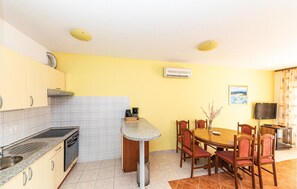 Refrigerador, horno, parrilla de estufa y cafetera y tetera 