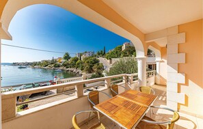 Outdoor dining - Nice apartment in Okrug Gornji (Okrug Gornji)