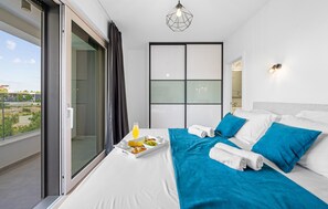 4 makuuhuonetta, tallelokero huoneessa, silitysrauta/-lauta