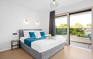 4 makuuhuonetta, tallelokero huoneessa, silitysrauta/-lauta