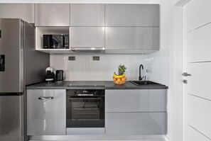 Kühlschrank, Mikrowelle, Ofen, Geschirrspüler