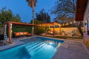 Outdoor pool, pool umbrellas, pool loungers - Palm Paradise  (Palm Springs)