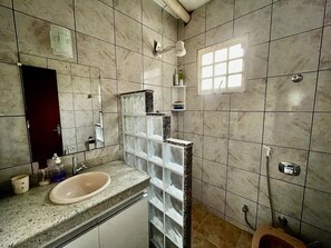 Shower, hair dryer, towels, soap - Site with pool, countryside and 4 bedroom house

 (Betim)