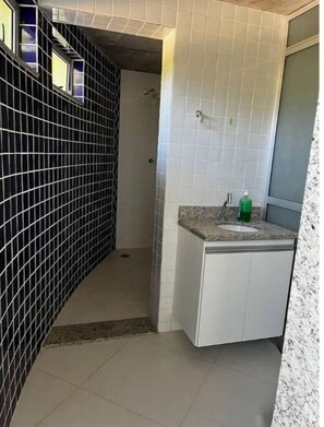 Shower, hair dryer, towels, soap - Site with pool, countryside and 4 bedroom house

 (Betim)