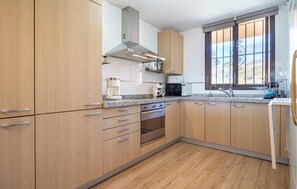 Réfrigérateur, micro-ondes, plaque de cuisson, lave-vaisselle