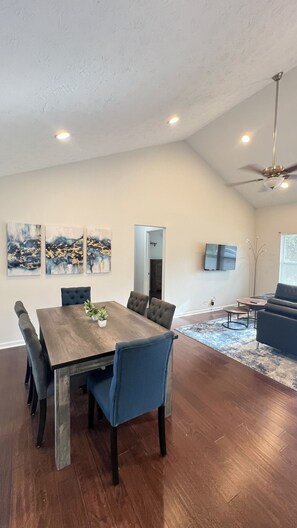 Dining - Peaceful Nashville Retreat-Near Hospitals+Downtown;Family+ Ext Stay Friendly (Nashville)