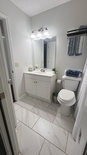 Hair dryer, towels, soap, shampoo - Peaceful Nashville Retreat-Near Hospitals+Downtown;Family+ Ext Stay Friendly (Nashville)