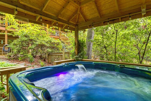 'Drifting Feather' Mountain Cabin: Waterfront Deck