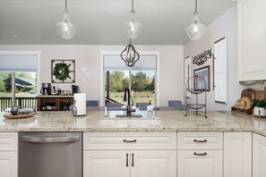 Fridge, microwave, oven, stovetop - Papa's Place - Modern Rainbow Lake Home w/AC, Game Room, Furnished Deck & BBQ (Pinetop-Lakeside)