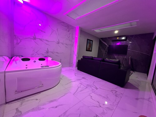 SmallLuX House 8min from Airport