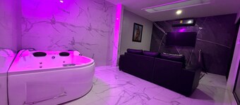 SmallLuX House 8min from Airport