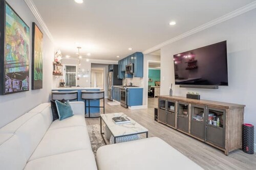 ☆ Trendy, Private Victorian Unit minutes from SF ☆