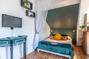 Iron/ironing board, WiFi, bed sheets