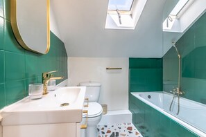 Baignoire, serviettes fournies