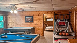 Games room - Harvest Moon  view, hotub, game room (Ellijay)
