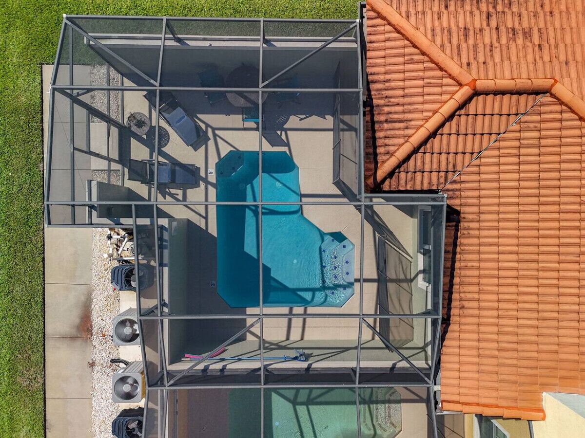 Terraza en la azotea con piscina azul, mobiliario exterior y zona de barbacoa.