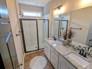 Regadera, toallas, papel de baño