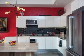 Køleskab, mikrobølgeovn, ovn, kogeplade