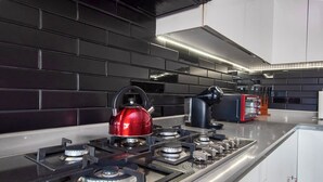 Kaffetrakter/tekoker, kjøleskap, mikrobølgeovn og ovn