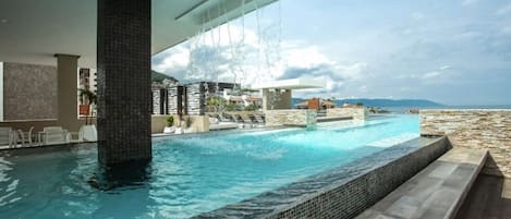 Una piscina al aire libre, una piscina climatizada